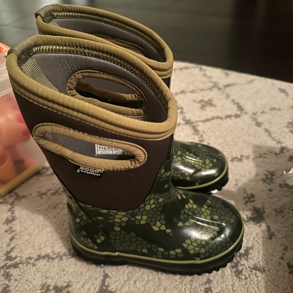 Bogs Kids' Green Camo Waterproof Boots size 8
